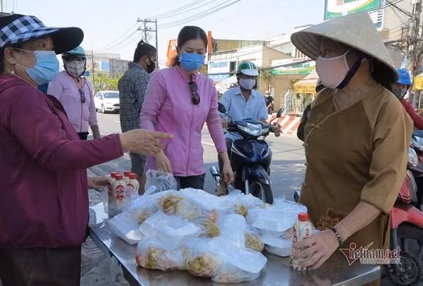Phat qua tu thien: 'Nguoi di xe tay ga den nhan qua, chung toi cuong quyet tu choi'-Hinh-3