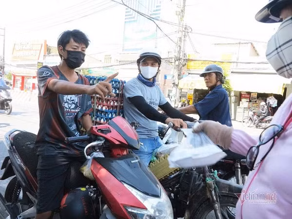 Phat qua tu thien: 'Nguoi di xe tay ga den nhan qua, chung toi cuong quyet tu choi'-Hinh-5