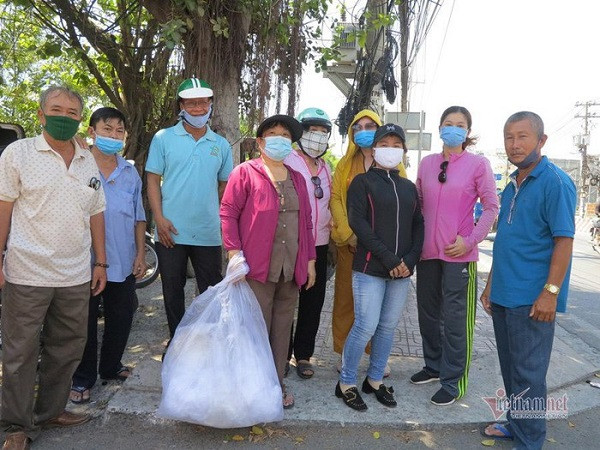 Phat qua tu thien: 'Nguoi di xe tay ga den nhan qua, chung toi cuong quyet tu choi'