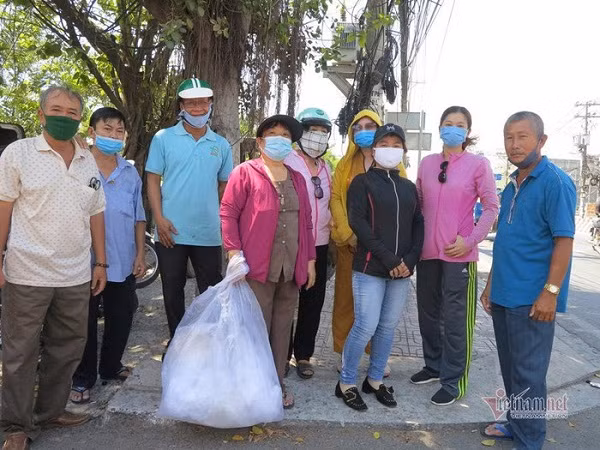 Phat qua tu thien: 'Nguoi di xe tay ga den nhan qua, chung toi cuong quyet tu choi'