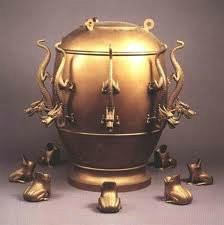 Có thể khẳng định rằng chiếc địa chấn kế đầu tiên có khả năng phát hiện những chấn động của Trái đất, đã được nhà bác học có tên là Trương Hành (78 – 139) phát minh ra vào thời Đông Hán. Năm 138, dụng cụ này phát hiện một trận động đất xảy ra tại một khu vực cách Lũng Tây một ngàn cây số. Đây cũng là lần đầu tiên nhân loại phát hiện một trận động đất.