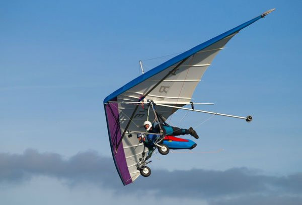 Diều được phát minh vào thế kỷ thứ 4 trước công nguyên và đến thế kỷ thứ 6, người Trung Hoa đã phát triển và tạo nên những con diều đủ lớn để có thể mang người. Hoàng đế Trung Hoa đã sử dụng những con diều này như là một “hình phạt” cũng như một thú vui khi bắt các phạm nhân bay trên đó.