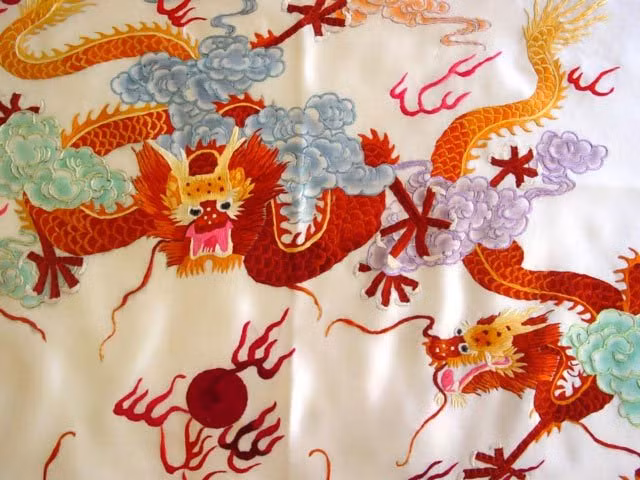 Nghề dệt lụa xuất hiện đầu tiên ở Trung Quốc có thể từ rất sớm khoảng năm 6000 trước công nguyên. Ban đầu, chỉ có vua mới được dùng hoặc ban tặng cho người khác; tuy nhiên sau đó thì lụa dần dần được các tầng lớp xã hội ở Trung Quốc dùng rồi lan ra đến các vùng khác của châu Á.