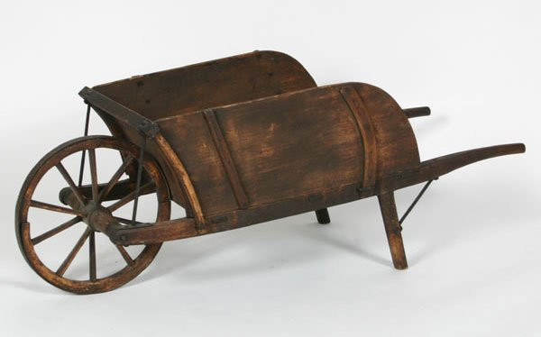 Chiếc xe cút kít đầu tiên có thiết kế đơn giản chỉ gồm các mảnh gỗ ghép lại với nhau. Ban đầu, phương tiện này phục vụ cho các mục đích quân sự như chuyên chở vũ khí, lương thực cũng như làm rào chắn di động. Người Trung Quốc đã giữ kín phát minh này trong nhiều thế kỉ.