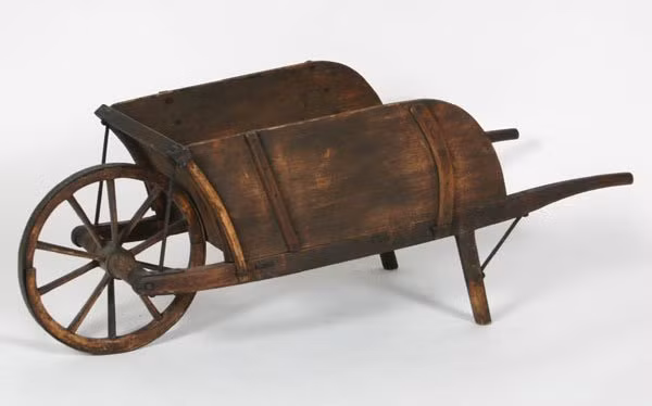 Chiếc xe cút kít đầu tiên có thiết kế đơn giản chỉ gồm các mảnh gỗ ghép lại với nhau. Ban đầu, phương tiện này phục vụ cho các mục đích quân sự như chuyên chở vũ khí, lương thực cũng như làm rào chắn di động. Người Trung Quốc đã giữ kín phát minh này trong nhiều thế kỉ.