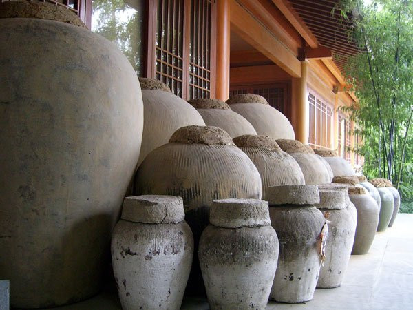 Khoảng đầu thế kỷ 3 trước công nguyên, người Trung Quốc đã tìm ra cách để xử lý các sản phẩm như giấm và nước tương bằng việc sử dụng công nghệ lên men và chưng cất. Qua đó, họ đã sáng chế ra rượu bằng phương pháp này. Các khám phá khảo cổ gần đây tại Hà Nam cũng cho thấy nhiều bằng chứng về rượu của người Trung Quốc.