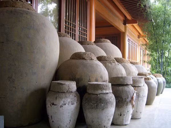 Khoảng đầu thế kỷ 3 trước công nguyên, người Trung Quốc đã tìm ra cách để xử lý các sản phẩm như giấm và nước tương bằng việc sử dụng công nghệ lên men và chưng cất. Qua đó, họ đã sáng chế ra rượu bằng phương pháp này. Các khám phá khảo cổ gần đây tại Hà Nam cũng cho thấy nhiều bằng chứng về rượu của người Trung Quốc.