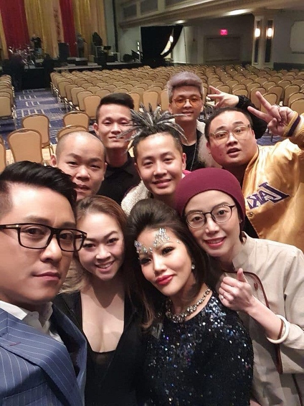 Tuấn Hưng là celeb đầu tiên của Vbiz thực hiện khai báo y tế qua ứng dụng trên điện thoại. Được biết, anh cùng ban nhạc Màu Nước vừa có chuyến lưu diễn từ Mỹ trở về.