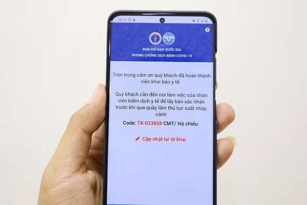 Trước Tuấn Hưng, travel blogger nổi tiếng Ngô Trần Hải An (nickname Quỷ Cốc Tử) cũng đã hoàn thành việc khai báo y tế sau chuyến công tác Nhật Bản. Trên Facebook cá nhân anh cũng hướng dẫn cách sử dụng app và không quên nhắc người hâm mộ về việc lan truyền tin giả, trốn cách ly hay nhờ người đi cách ly thay.