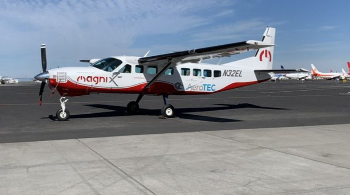 Khi bay trong không trung, phi công điều khiển eCaravan thực hiện nhiều thao tác nhằm kiểm tra chuyển động và độ an toàn. Chiếc máy bay điện hoàn thành thử nghiệm sau 30 phút bay vòng quanh cơ sở Moses Lake và trở lại đường băng nơi nó cất cánh.