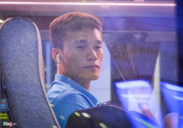 Từ thời điểm AFF Cup 2018 cho đến hiện tại, thủ môn Bùi Tiến Dũng sử dụng tai nghe AirPods. Ảnh: Zing