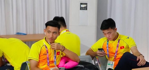Trước đó, ở thời điểm tham dự ASIAD 2018 hồi tháng 8, Văn Hậu vẫn còn dùng một chiếc tai nghe có dây của Apple cùng chiếc iPhone X. Ảnh: Zing