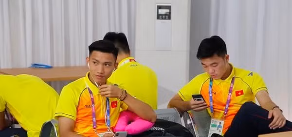 Trước đó, ở thời điểm tham dự ASIAD 2018 hồi tháng 8, Văn Hậu vẫn còn dùng một chiếc tai nghe có dây của Apple cùng chiếc iPhone X. Ảnh: Zing