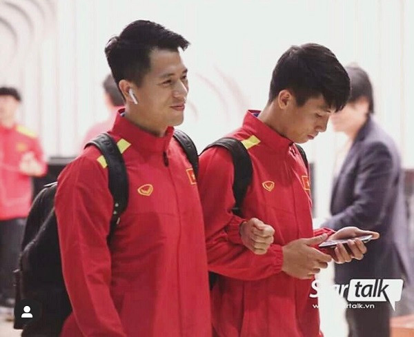 Đôi bạn hot Đình Trọng – Tiến Dũng thường xuyên xuất hiện bên nhau, và cũng vô tình “lăng xê” cho những sản phẩm của Apple từ điện thoại iPhone đến phụ kiện tai nghe Airpods. Ảnh: Startalk