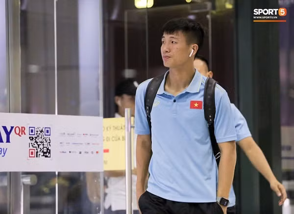 Hình ảnh của Tiến Dũng xuất hiện cực “bảnh” tại sân bay cùng combo đồng hồ Apple Watch thiết kế bo tròn góc cạnh khó lẫn, mang tai nghe Airpod. Apple Watch có nhiều tính năng cảm biến thông minh đo lường sức khỏe và cơ thể, không khó hiểu khi chúng đều được các cầu thủ, người trong giới thể thao hoặc người dùng năng động, thích "xê dịch" ưa chuộng. Ảnh: Sport5