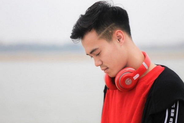 Ngoài ra, anh còn sở hữu tai nghe chùm tai nổi tiếng, phiên bản màu đỏ của thương hiệu Beats, thuộc sở hữu của “táo khuyết”. Ảnh: Sport5