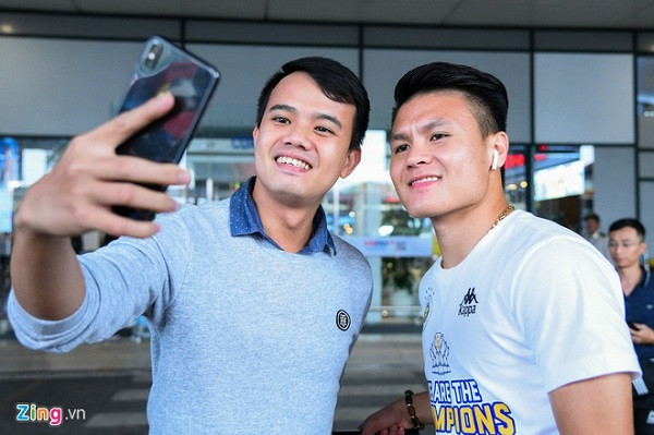 Quang Hải có vẻ cũng bị hút hồn bởi vẻ đặc trưng cũng như tiện dụng từ đồ công nghệ của Apple, anh đang sử dụng các sản phẩm như tai nghe AirPods và Apple Watch. Ảnh: Zing