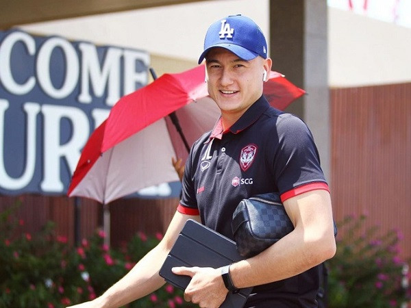 Văn Lâm xuất hiện điển trai cùng tai nghe Airpods. Thủ môn này có vẻ là “fan cứng” của Apple khi sở hữu cả điện thoại iPhone và máy tính bảng Ipad. Ảnh: Zing