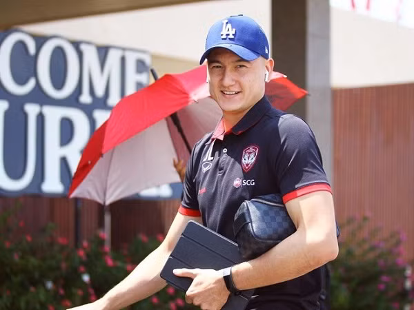 Văn Lâm xuất hiện điển trai cùng tai nghe Airpods. Thủ môn này có vẻ là “fan cứng” của Apple khi sở hữu cả điện thoại iPhone và máy tính bảng Ipad. Ảnh: Zing