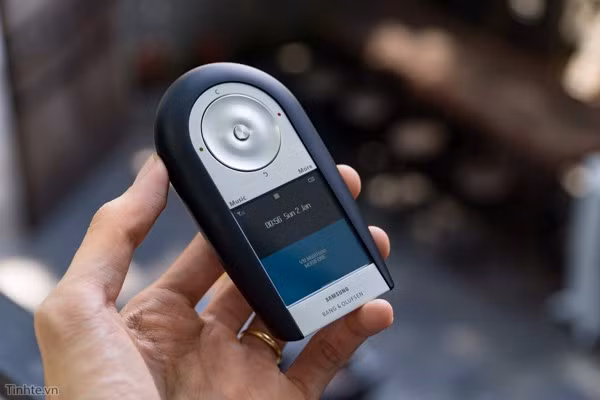 Sau Serena, Samsung và Bang &amp; Olufsen tiếp tục sáng tạo ra phiên bản mới Serenata ra đời năm 2007, có giá 2000 USD.