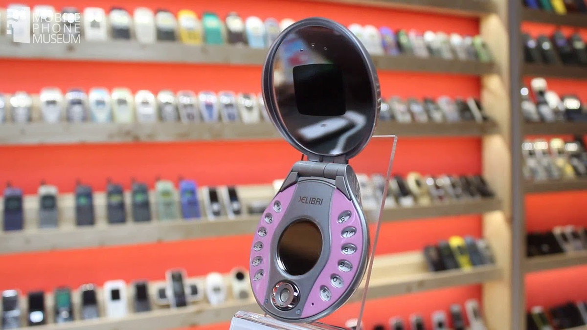 Tuy nhiên, các phím được bố trí hai bên sườn của nó khiến người dùng gặp khó trong việc nhắn tin, phương thức liên lạc phổ biến thời bấy giờ, và màn hình của nó cũng quá nhỏ.