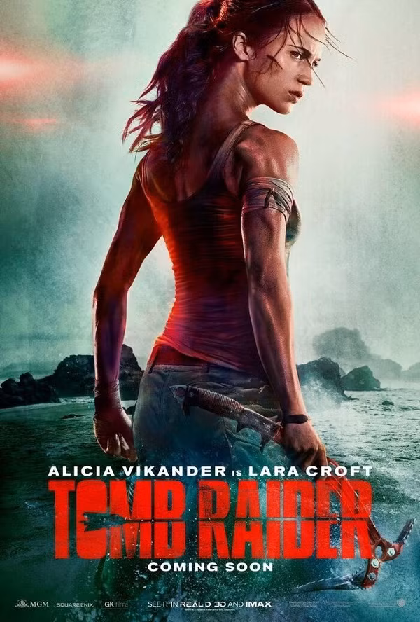 Tom Raider: Thoạt nhìn, cơ thể Alicia Vikander trong hình ảnh này hoàn toàn bình thường tuy nhiên nếu tinh ý một chút bạn sẽ nhận thấy cổ cô diễn viên dài và cong một cách bất thường.