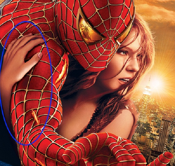 Ảnh quảng bá phim Spider-Man 2 đã không được chăm chút cẩn thận. Kristen Dunst chắc hẳn phải có cánh tay rất dài mới có thể uốn cong như vậy.