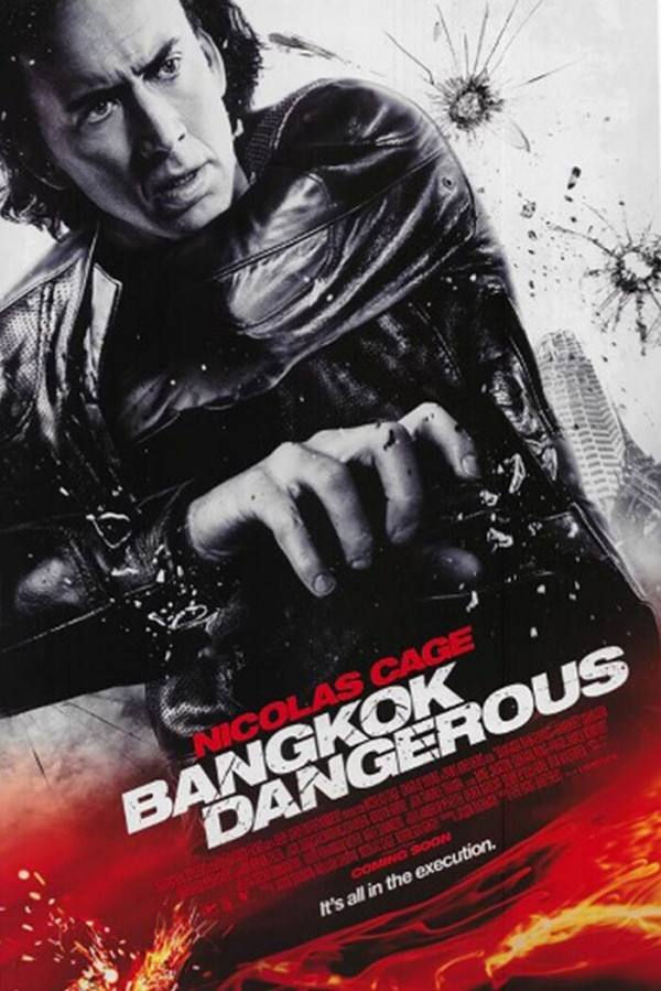 Bangkok Dangerous: Bộ phận xử lý hình ảnh đã quên photoshop hình ảnh một khẩu súng vào tay của Nicholas Cage.