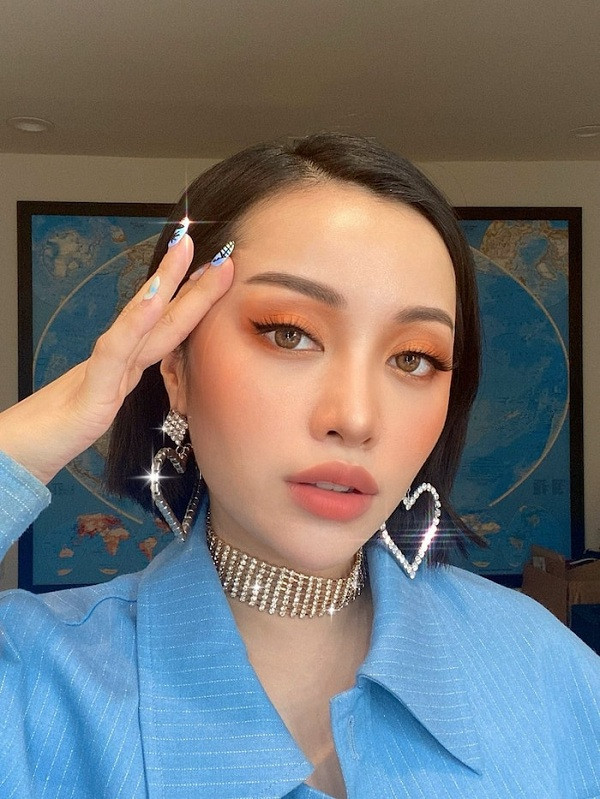 Trong vlog gần đây được đăng tải trên YouTube, nữ beauty blogger gốc Việt cũng ''cắt phăng'' mái tóc dài đặc trưng thành tóc ngắn cá tính, cho thấy sự thay đổi hoàn toàn so với phiên bản Michelle Phan trước đây.