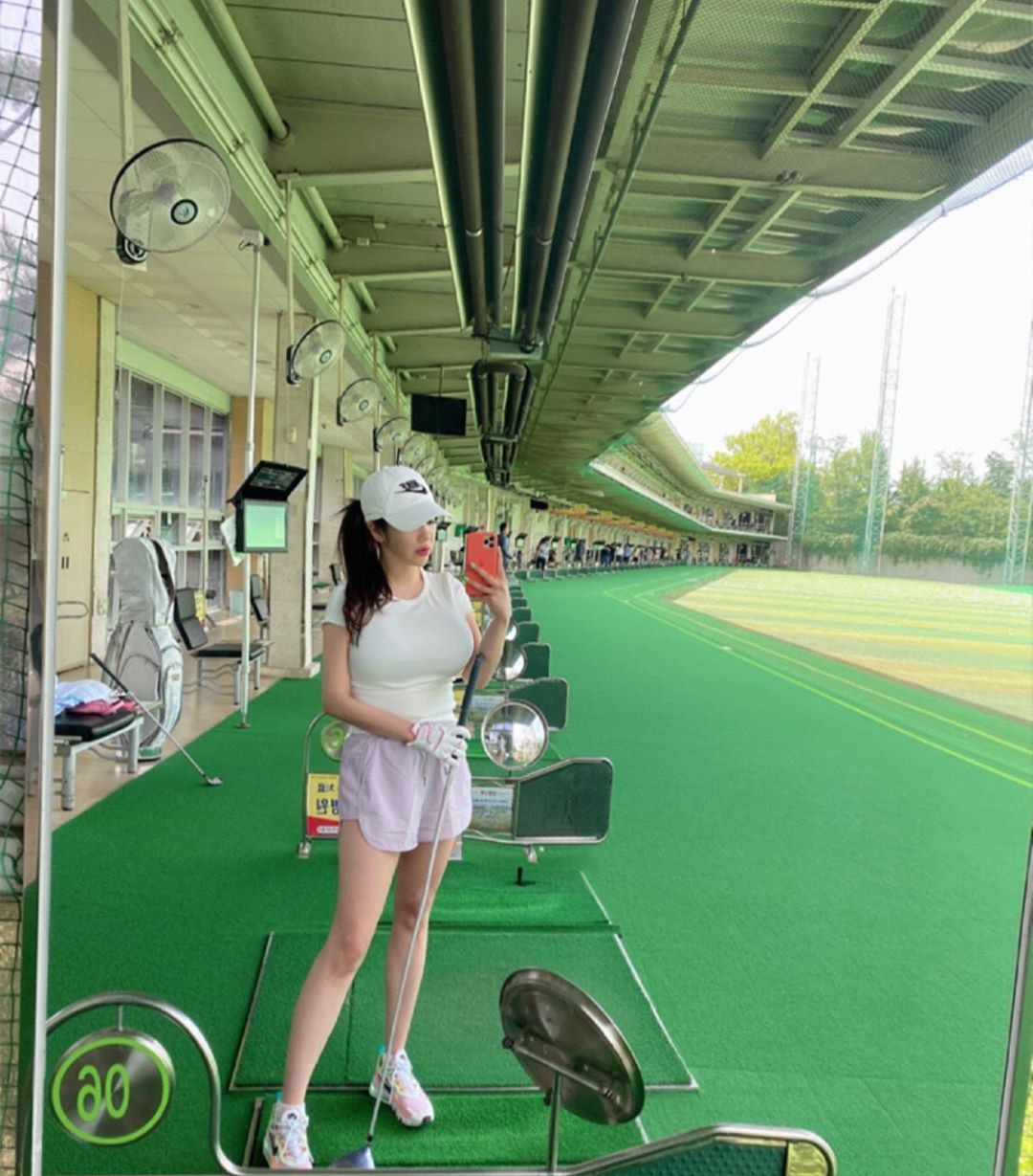 Nữ golf thủ này có niềm yêu thích đặc biệt với bộ môn thể thao quý tộc bởi chơi golf giúp cô có dáng đẹp, eo thon.