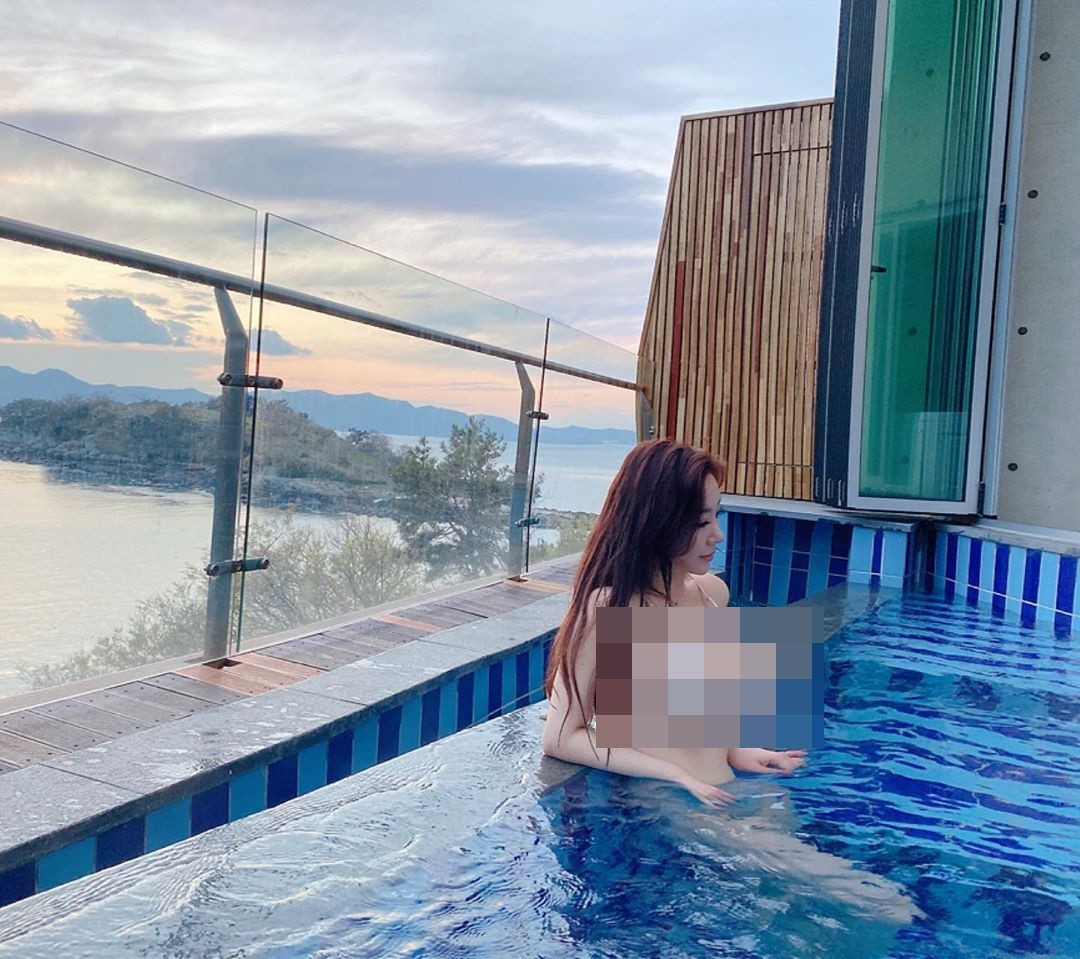 Cùng với đó, Jenny kết hợp với chế độ ăn uống lành mạnh, không phải dạng kiêng khem quá khắt khe nhưng cũng không phải là "thả phanh" cho việc muốn gì ăn nấy.