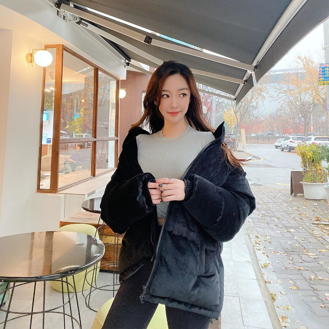 Thân hình của nữ thần sân golf khiến không ít người ''lác mắt" ngắm nhìn bởi vòng nào ra vòng nấy.