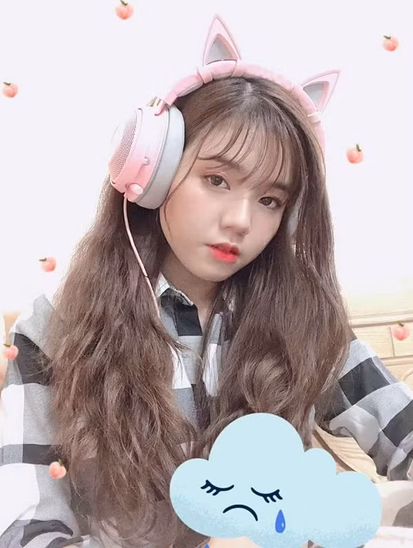 Chẳng chiêu trò, cũng nói không với scandal, Chi Nona (Trần Mỹ Chi) được cộng đồng chơi Free Fire biết đến bởi chính tài năng chơi game và tính cách gần gũi, đáng yêu trong mỗi lần livestream game.