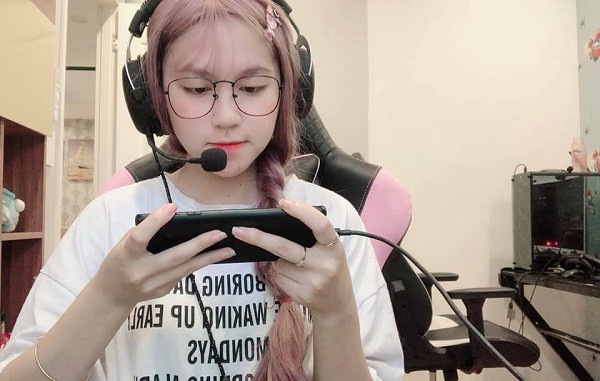 Năm 2019, Cô Ngân TV cùng WAG Dark Gaming, iChi TV và AS Mobile đã trở thành 4 đại diện của Việt Nam tham gia giải đấu Free Fire Streamer Showdown - là một cuộc đại chiến giữa các youtuber, streamer hot nhất trong khu vực Đông Nam Á và quốc tế.