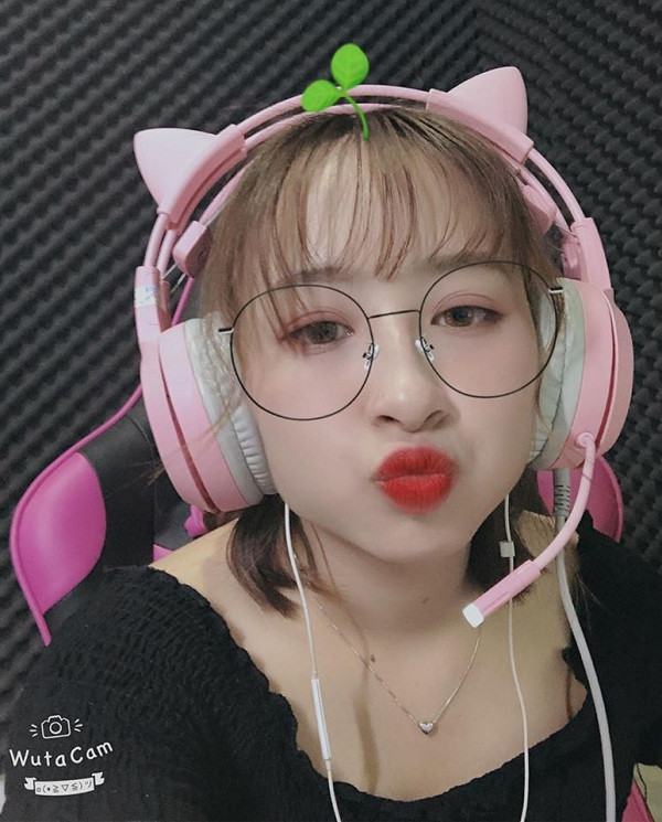 "Bông hồng gai" Sea Kiu Gaming tên thật là Nguyễn Hà Giang sở hữu kỹ năng bắn và di chuyển khéo léo, vượt xa nhiều nam game thủ trên máy chủ Việt Nam. Và hiển nhiên cô nàng streamer 20 tuổi này nhanh chóng lột vào mắt xanh của các fan cộng đồng Free Fire.