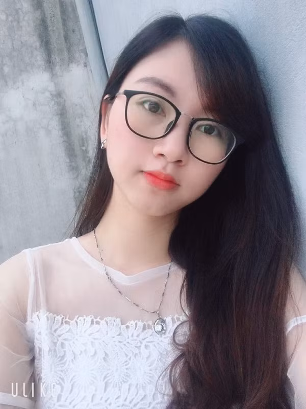 ChiPi tên thật là Nguyễn Ngọc Linh Chi, cô nàng sở hữu gương mặt xinh đẹp, đáng yêu và phong cách stream cực khéo léo, lôi cuốn bởi vậy không khó hiểu khi các anh em game thủ đôi khi chỉ mải xem cô nàng trò chuyện mà...quên cả chơi game.