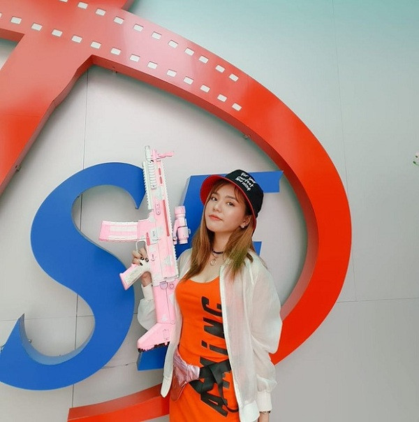 Hiện Chi Nona đang sống và làm việc tại TP Hồ Chí Minh, sở hữu fanpage với 215 nghìn người theo dõi.