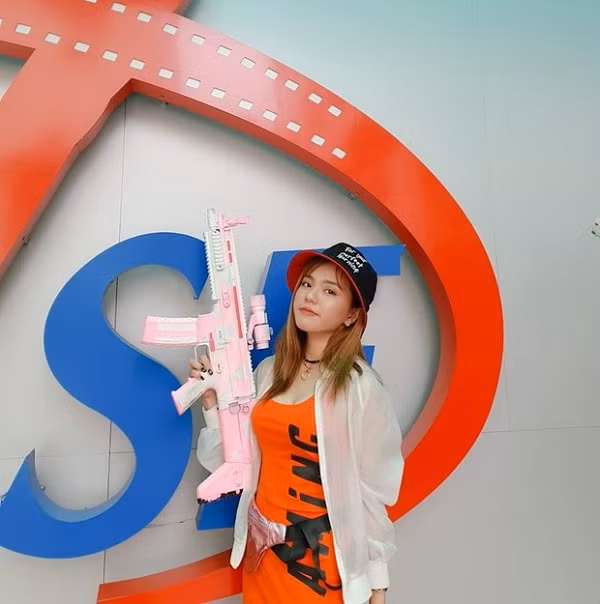 Hiện Chi Nona đang sống và làm việc tại TP Hồ Chí Minh, sở hữu fanpage với 215 nghìn người theo dõi.