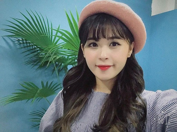 Cô nàng sở hữu khuôn mặt baby, nét đẹp dịu dàng, nụ cười tỏa nắng cùng lối nói chuyện hết sức tự nhiên, gần gũi. Những bức ảnh ghi lại khoảnh khắc đời thường của nữ streamer Liên Quân Mobile luôn nhận được tương tác khủng từ người hâm mộ.