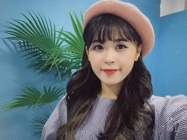 Cô nàng sở hữu khuôn mặt baby, nét đẹp dịu dàng, nụ cười tỏa nắng cùng lối nói chuyện hết sức tự nhiên, gần gũi. Những bức ảnh ghi lại khoảnh khắc đời thường của nữ streamer Liên Quân Mobile luôn nhận được tương tác khủng từ người hâm mộ.