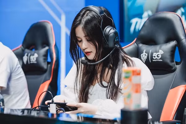 Mới đây trong một buổi livestream của mình, Thảo Nari đã thẳng thắn chia sẻ về mẫu người yêu lý tưởng của mình. Và chẳng cần đoán cũng biết, stream của cô nàng nhộn nhịp thế nào sau tiết lộ bất ngờ của Nari.