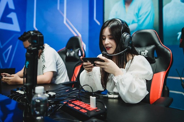 Cô cũng được xem là một trong những bóng hồng nổi bật nhất trong làng thể thao điện tử Việt Nam.