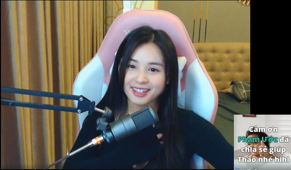 Thảo Nari cho biết, cô có sở thích làm ''máy bay'', gu của cô nàng chính là những chàng trai trẻ tuổi hơn mình. Tiết lộ của nàng hotgirl sinh năm 1994 thu hút đông đảo fan nhanh chóng vào đăng ký ngay một xuất ứng tuyển ''phi công''.