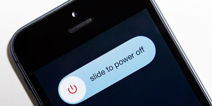 Giống như con người, khi quá mệt mỏi vì phải xử lý một khối lượng công việc lớn, iPhone cũng cần được nghỉ ngơi. Việc bạn cần làm chỉ là bấm và giữ nút nguồn đến khi màn hình xuất hiện dòng chữ Slice to power off. Kéo sang phải để tắt máy rồi bật lại để sử dụng sau đó. Còn một cách khởi động lại nóng đó là bấm và giữ đồng thời nút nguồn và phím Home cho đến khi iPhone tự động tắt đi và khởi động lại.
