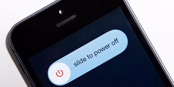 Giống như con người, khi quá mệt mỏi vì phải xử lý một khối lượng công việc lớn, iPhone cũng cần được nghỉ ngơi. Việc bạn cần làm chỉ là bấm và giữ nút nguồn đến khi màn hình xuất hiện dòng chữ Slice to power off. Kéo sang phải để tắt máy rồi bật lại để sử dụng sau đó. Còn một cách khởi động lại nóng đó là bấm và giữ đồng thời nút nguồn và phím Home cho đến khi iPhone tự động tắt đi và khởi động lại.