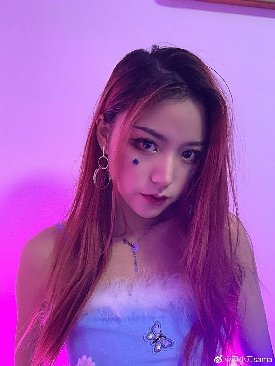 Đao Tiểu Đao Sama có tên thật là Cao Tĩnh Tĩnh. Cô sinh ngày 31/1/2000 tại thị trấn Lục An, tỉnh An Huy, Trung Quốc.