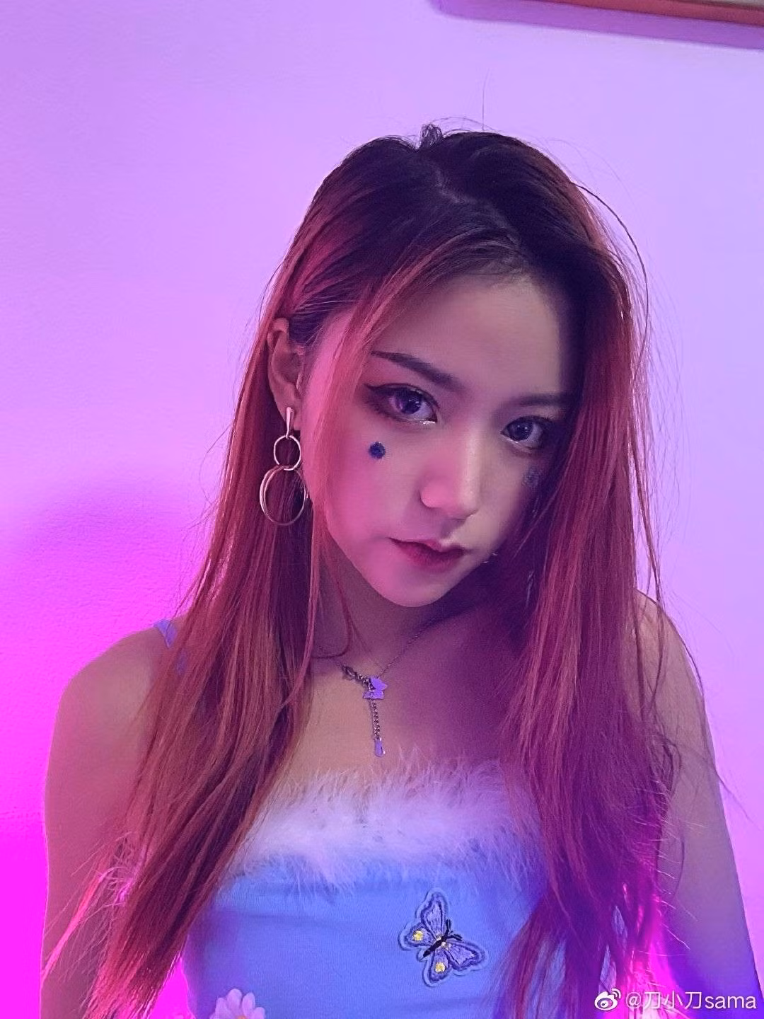 Đao Tiểu Đao Sama có tên thật là Cao Tĩnh Tĩnh. Cô sinh ngày 31/1/2000 tại thị trấn Lục An, tỉnh An Huy, Trung Quốc.