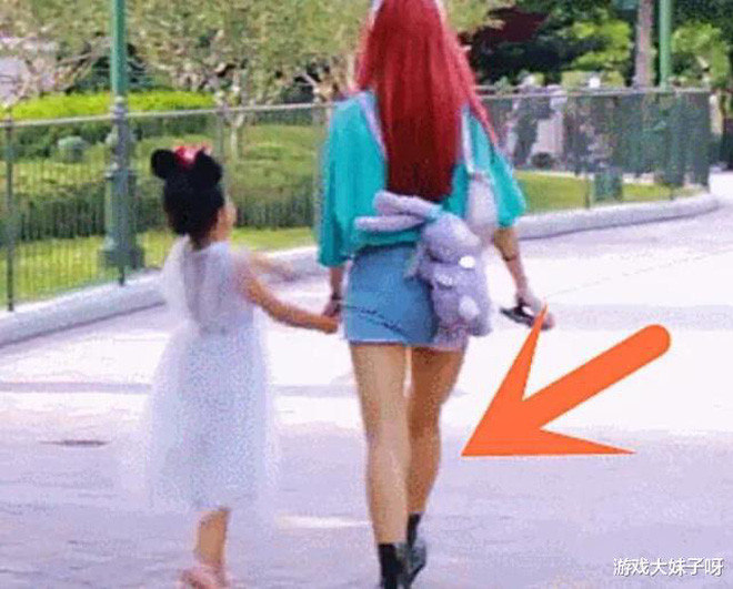 Trong bức ảnh được chụp lén từ phía sau, một số người cảm thấy thân hình của cô có phần mũm mĩm hơn và không hoàn hảo được như ảnh trên mạng.