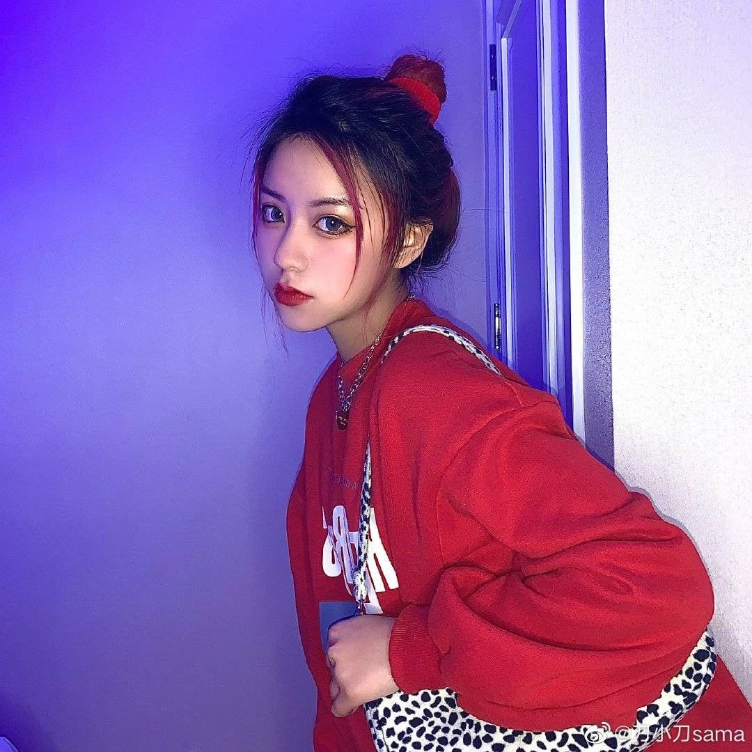 Các clip của Tiểu Đao chủ yếu là những màn biến hóa phục trang chỉ trong chớp mắt, khi thì "lột xác" sau một cú hất tóc, lúc lại chuyển từ ngây thơ sang quyến rũ qua một động tác hết sức tự nhiên…