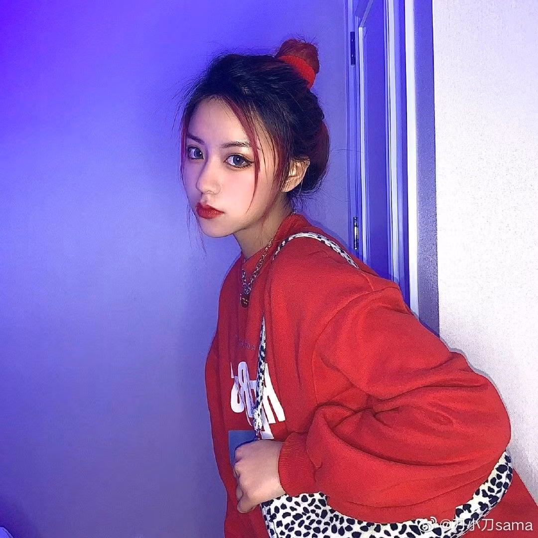 Các clip của Tiểu Đao chủ yếu là những màn biến hóa phục trang chỉ trong chớp mắt, khi thì "lột xác" sau một cú hất tóc, lúc lại chuyển từ ngây thơ sang quyến rũ qua một động tác hết sức tự nhiên…